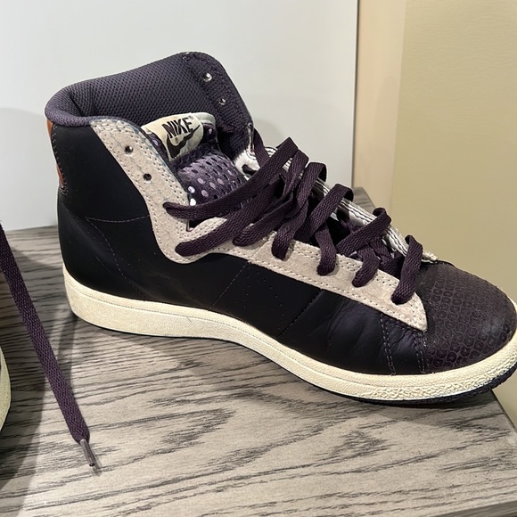 Nikes - Picture 2 of 4